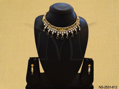 flower style designed ad necklace detail