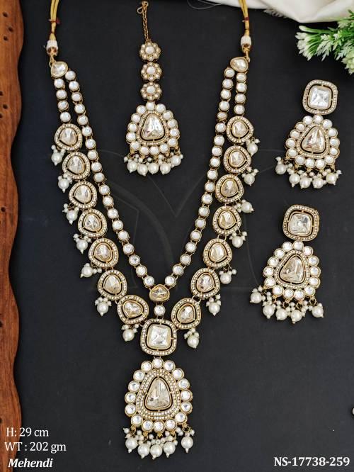 bridal-antique-necklace-set-with-matching-accessories-and-maang-tika-mehendi-polish