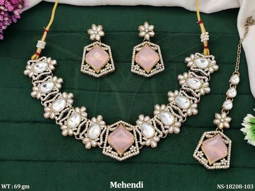 antique-finish-necklace-set-with-floral-kundan-design-