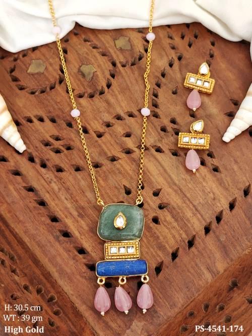 Classic Antique Pendant Set in High Gold Look & Pearl Detailing