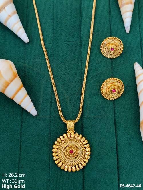 traditional-round-pendant-set-in-high-gold-finish-