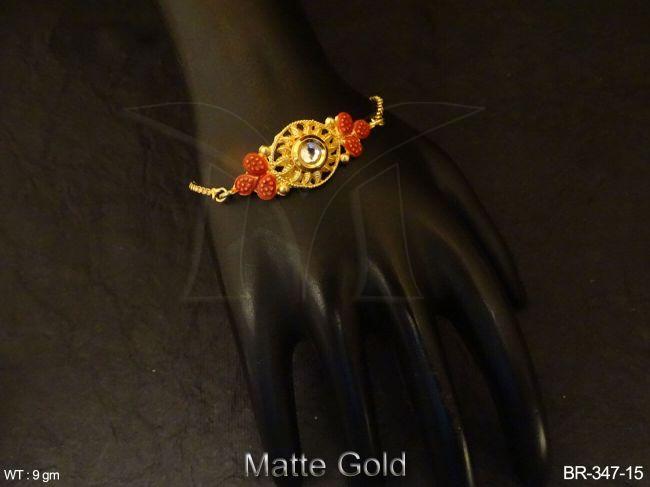 oval style delicate bracelet detail