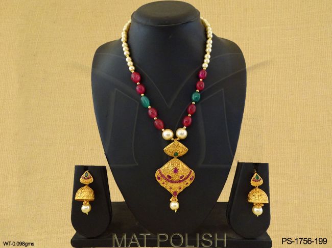 triangular style designer pendant sets detail