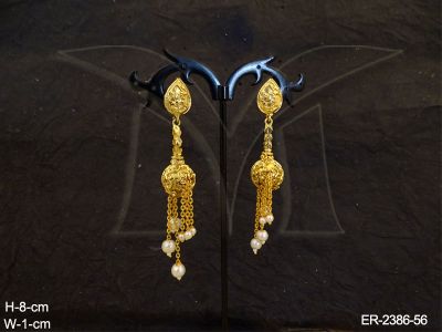 paan hold round chain drop antique earrings detail