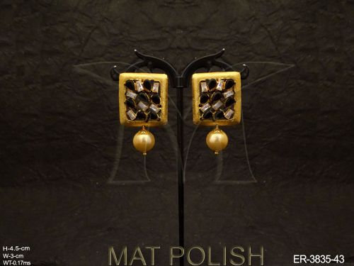 chokor stoned antique earrings detail