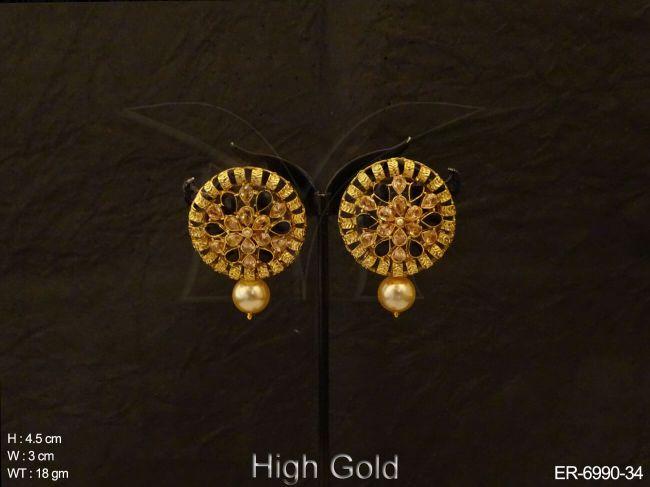 round shape piped design earrings detail