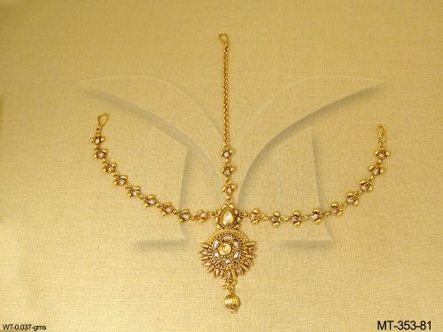 oval stone round polki maang tikka detail