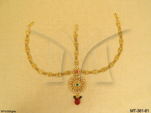 paan bordered antique maangtikka detail