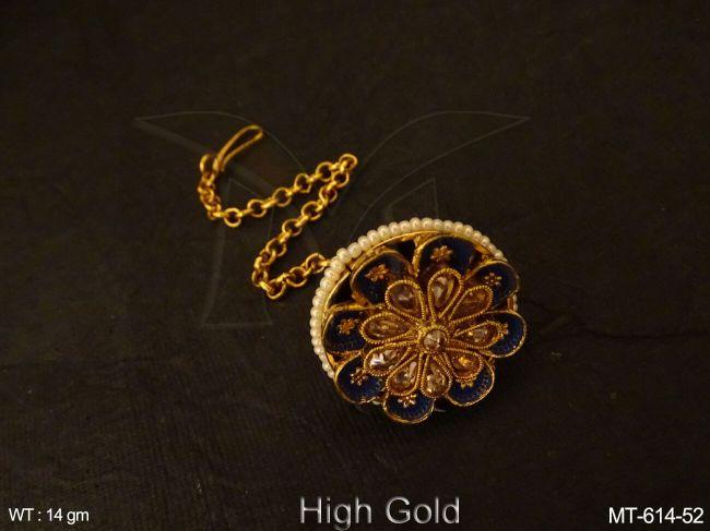 flower bor designer maang tikka detail
