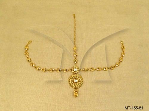 sunflower bor women wear antique maang tikka detail