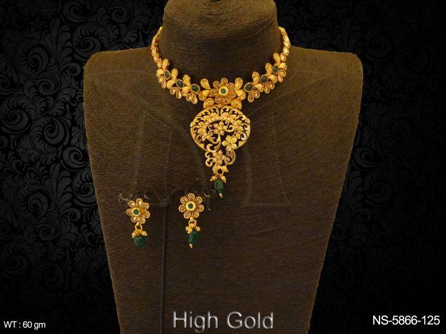 flower oval shape antique necklace detail