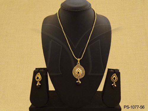 paan shape designed pendant set detail