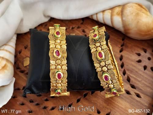 oval flower textured saree wear antique bangles detail
