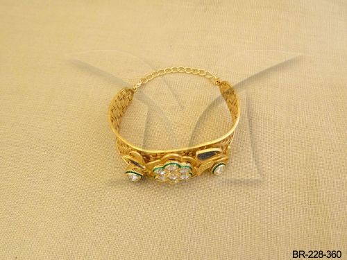 flower style round stone kundan bracelet detail