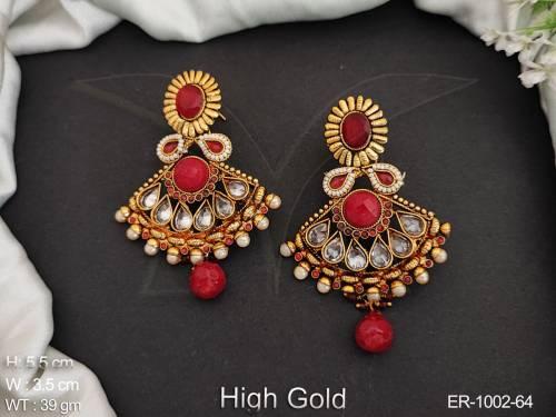 pie oval hold antique earrings detail