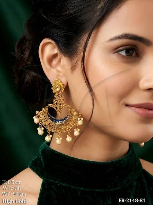 half chand pendu;am paan hold antique earrings detail