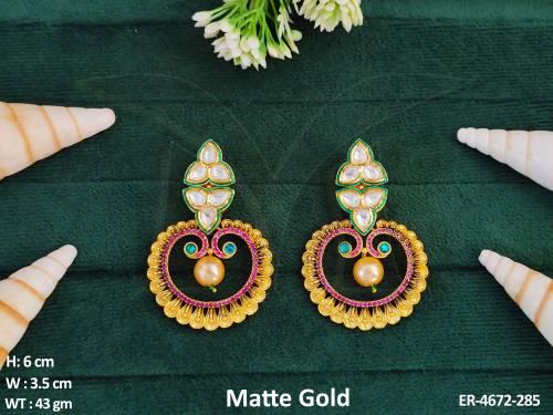 gol shape ad earrings detail