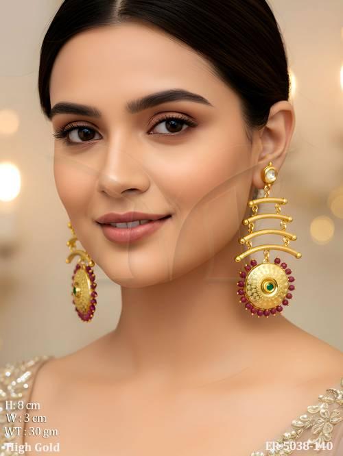 round hold triple layer fusion earrings detail