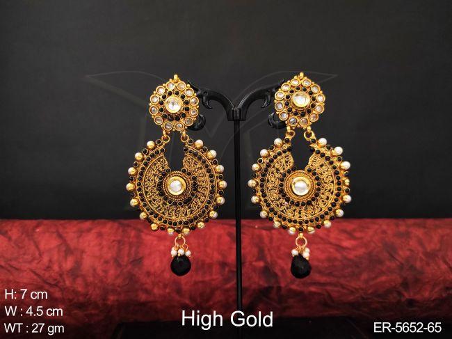 round connected imitation earrings detail