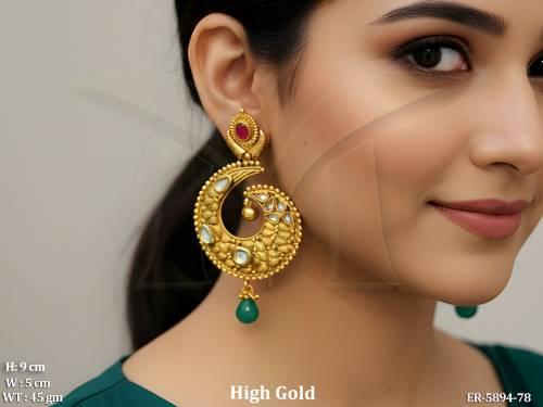 curvy shape style antique earrings detail
