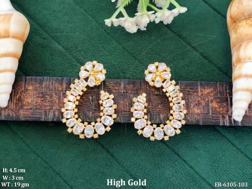 curve shape design antique delicate earrings detail