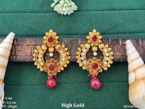 polo shape flower center earrings detail
