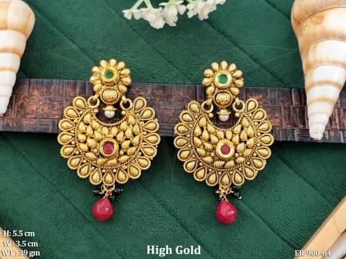 paan bordered chand shaped earrings detail