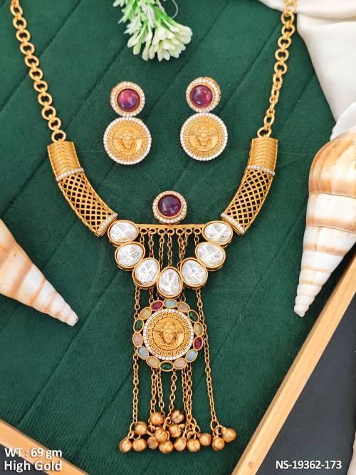 antique-style-kundan-necklace-set-with-designer-earrings