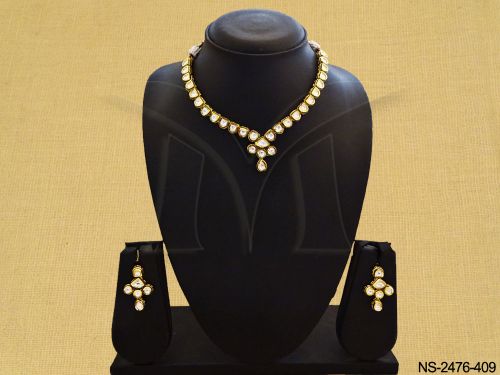 round shape kundan necklace set detail
