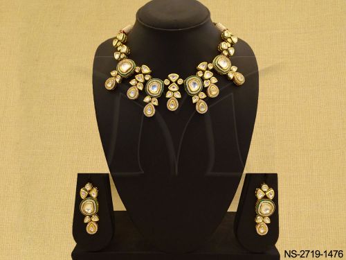 oval stone heavy kundan necklace detail