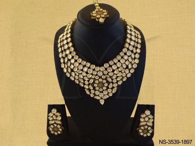 multi layer center kundan necklace detail