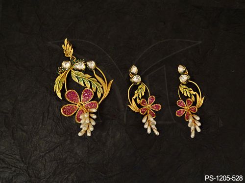 flowery style kundan pendant set detail