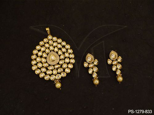 round paan shape stone kundan pendant detail