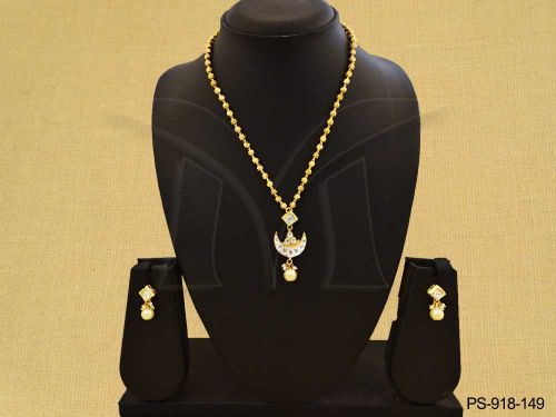 delicate chand kundan pendant detail