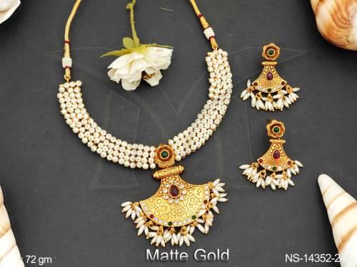 Matte Gold Polish Fancy Design Kemp Jewelry Beautiful Look Party Wear Kemp Short Necklace Set 
