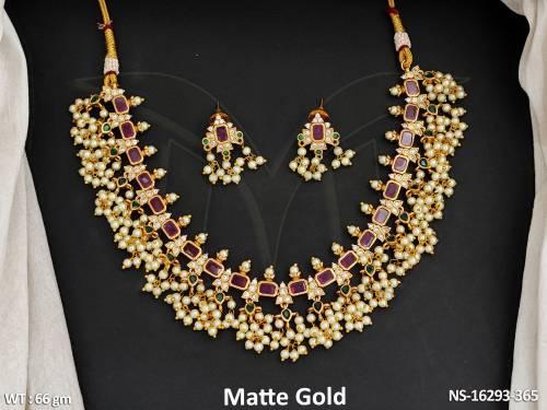 charming-matte-gold-polish-fancy-dazzling-necklace-set-