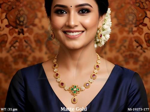 matte-gold-finish-floral-center-necklace-set-with-earrings