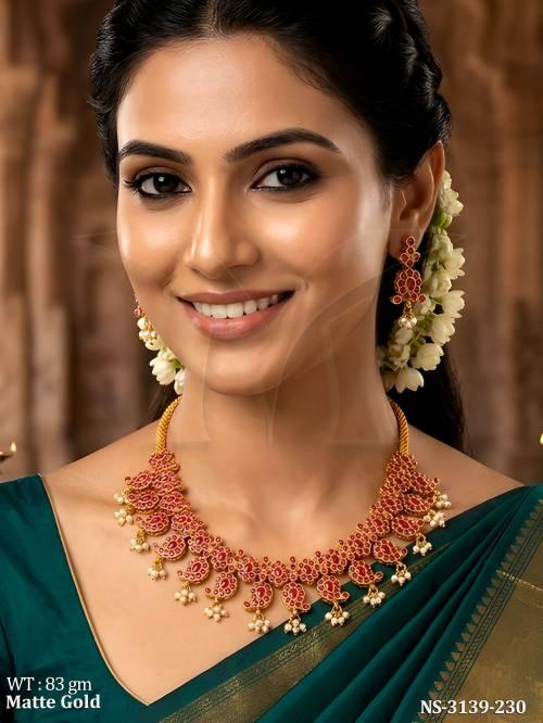 flower style paan shape necklace detail