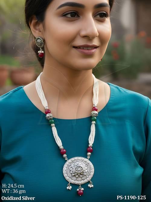 oval center flower designer pendant detail