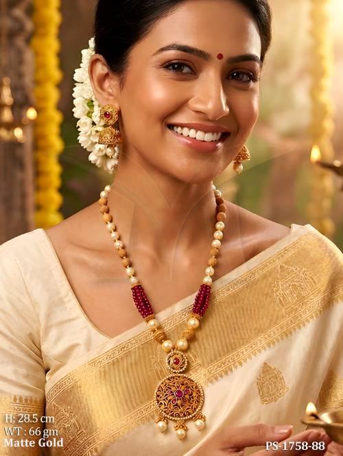 round shape textured designed pendant detail