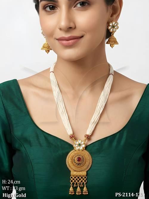 round base designer pendant set detail