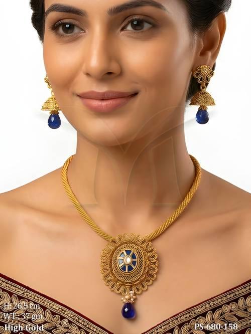 knots bordered oval designed antique pendant set detail